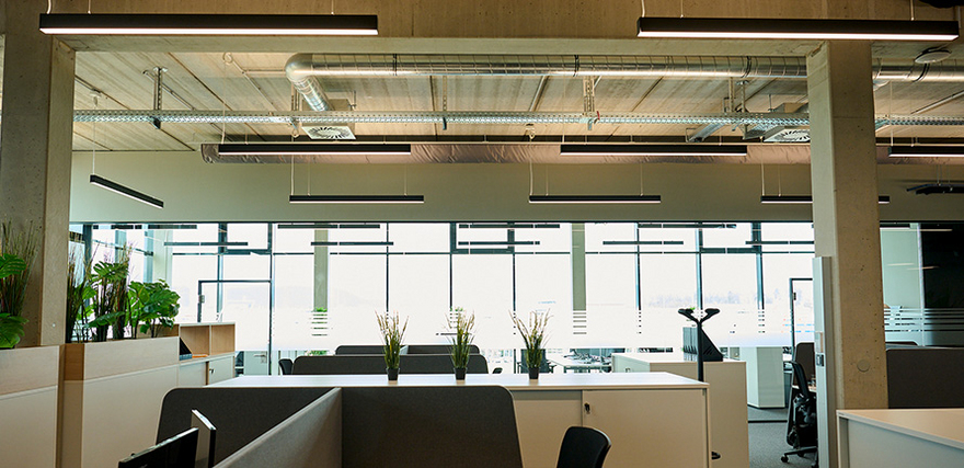 Moderne Büroräume mit den Schrack Technik Lichtprodukten  Novia, Zero,  Line 50, Office, Fly, Lano4 und Segon LED