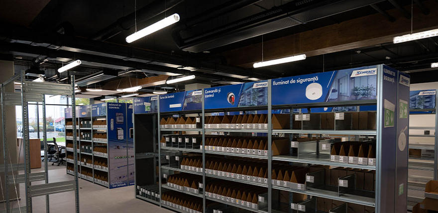 Präzises Kleinteillager mit den Schrack Technik Lichtprodukten Linux-System